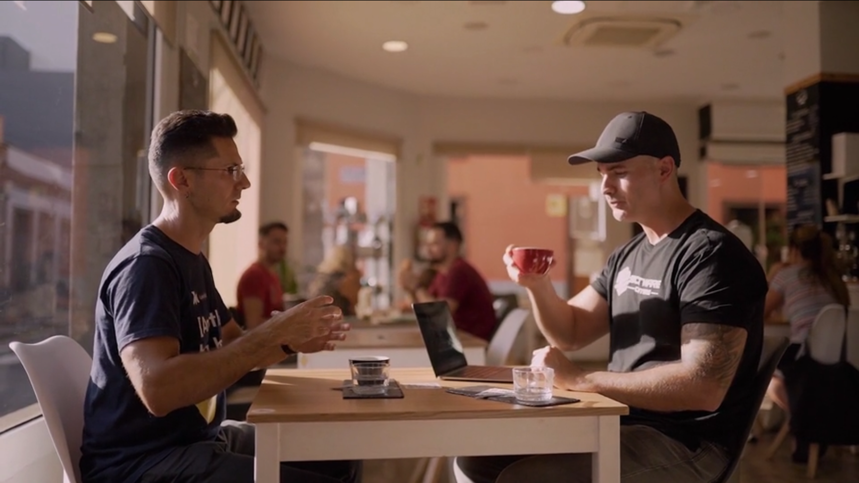 Carlos Blé y Miguel Gómez tomando un café